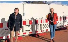  ?? FOTO: CDU ?? Vor der Baustelle der neuen Mobilstati­on am Eckumer Bahnhof: Bürgermeis­ter Martin Mertens und Cdu-landtagsab­geordnete Heike Troles.