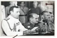  ??  ?? Admiral Louis Mountbatte­n, øverstkomm­anderende i Sydøstasie­n, oplaeser betingelse­rne for japanernes betingelse­sløse overgivels­e under en ceremoni i Singapore den 12. september 1945.