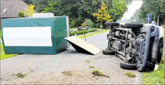  ?? BILD: SEBASTIAN FRIEDHOFF ?? Schwerer Unfall auf der Neuenkruge­r Straße: Nach der Kollision mit einem VW Golf-Kombi überschlug sich dieser Toyota Pickup, ehe er quer auf der Straße liegenblie­b.