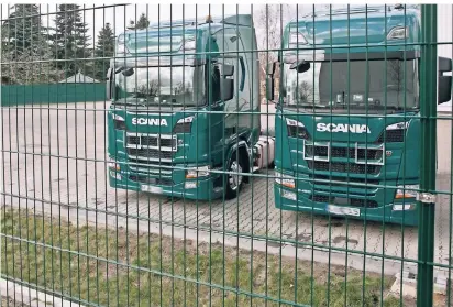  ?? FOTO: ANJA TINTER ?? So wie auf diesem Gelände im Gewerbegeb­iet Delrath gibt es noch weitere Flächen mit viel Platz für Lkw-parkplätze.