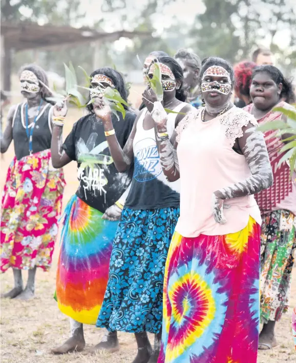  ??  ?? In Australien werden Aborigines noch immer oft diskrimini­ert, auf dem Garma-Festival feiern sie ihre Kultur.