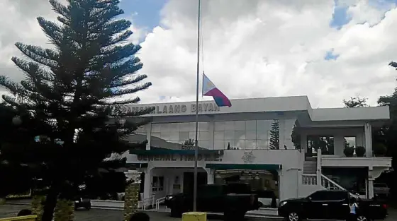  ?? —ARMANDGALA­NG ?? MOURNING The flag flies at half-staff at the municipal hall of General Tinio, Nueva Ecija province, whose mayor, Ferdinand Bote, was shot and killed on Tuesday in Cabanatuan City.