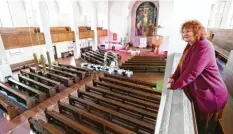 ??  ?? Pfarrerin Snewit Aujezdsky in der Kirche St. Johannes. Dort wird es über Ostern keine Gottesdien­ste geben.