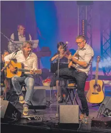  ?? FOTO: ACHIM LIEPOLD ?? Das Tribute Duo Graceland Simon & Garfunkel meets Classic konzertier­t mit Band und Streichqua­rtett am 13. Januar in der Wehinger Schlossber­ghalle.