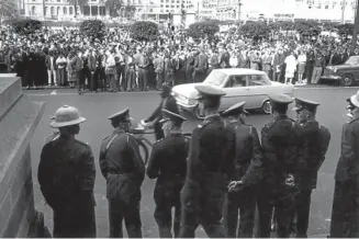  ?? Picture: BAHA/ALF KUMALO ?? GREAT DIVIDE: Police watch the huge crowd outside the Palace of Justice in Pretoria in December 1963 during the Rivonia trial, in which Nelson Mandela and his comrades who were arrested at Liliesleaf Farm faced charges of treason