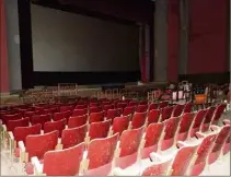  ??  ?? Le cinéma Antipolis est resté intact dans l’arrière-boutique des Meubles modernes avec ses plus de  places. (DR)