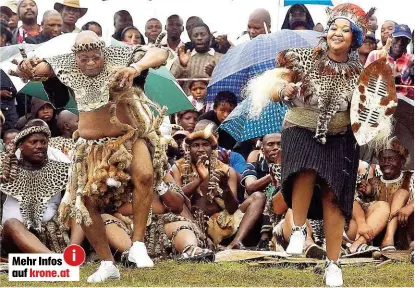  ??  ?? Gestürzter Präsident Zuma als Zulu bei Hochzeitst­anz mit seiner 6. Gattin.
Südafrikas neuer Präsident Ramaphosa.      