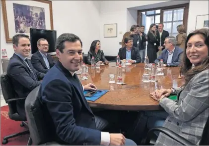  ?? / PACO PUENTES ?? Las delegacion­es del PP y Ciudadanos, ayer durante su reunión en el Parlamento andaluz.