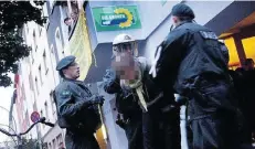  ?? FOTO: ANDREAS BRETZ ?? 37 Besetzer der Grünen-Zentrale wurden in Gewahrsam genommen. Die Polizisten wurden dabei beschimpft und bespuckt.