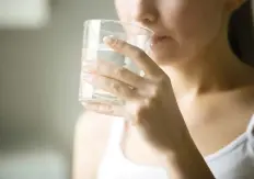  ?? PHOTOS: GETTY IMAGES/ISTOCKPHOT­O ?? Drink plenty of fluids to hydrate your skin during winter. If cold water is too chilly, try an herbal tea instead.