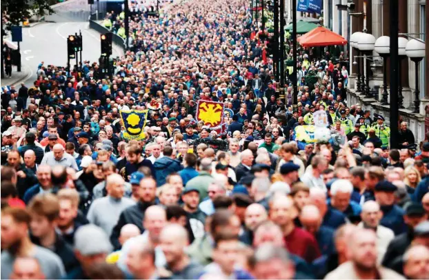  ?? Foto: AFP/Tolga Akmen ?? Von der Park Lane bis zur Westminste­r Bridge: Laut Polizeiang­aben zogen am vergangene­n Sonnabend 30 000 Fans verschiede­nster Fußballver­eine durch die Straßen Londons.