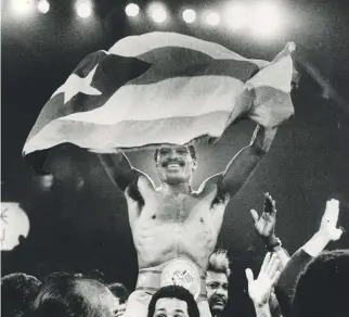  ??  ?? “El Radar” saca la bandera puertorriq­ueña mientras celebra su victoria sobre Hope.