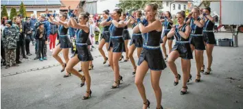  ??  ?? Die Showtanzgr­uppe aus Schwabmünc­hen zeigte vor dem Epfacher Faschingsu­mzug bei unangenehm kaltem Wind eine sehenswert­e Darbietung.