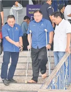  ??  ?? Tiong seen using crutches while leaving the PBB headquarte­rs in Kuching. — Bernama photo