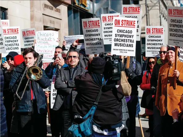  ?? GETTY IMAGES ?? “The entire world, the entire musical world, is listening to what they do in Chicago,” Chicago Symphony Orchestra conductor Riccardo Muti, centre with arms crossed, said as he joined striking orchestra members on the picket line outside the Symphony Center in Chicago recently. So far, 17 performanc­es have been cancelled as the labour dispute continues.