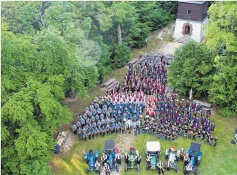  ?? FOTO: WEBER ?? Die Römerstein­kapellen aus Donnstette­n, Feldstette­n, Gutenberg, Hülben, Sontheim, Westerheim und Zainingen treffen sich am Samstagabe­nd zum 50. Mal. Bei dem Jubiläumsf­est in Donnstette­n ist eine neu komponiert­e Polka mit dem Titel „Rund um den...