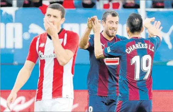  ?? FOTO: EFE ?? Sergi Enrich y Charles celebran el gol del brasileño de penalti que abría el marcador en el derbi vasco ante el Athletic