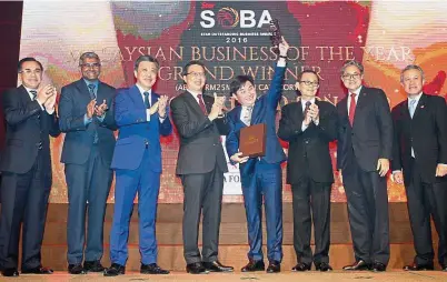  ??  ?? Grand winner: Ng (fifth from left) celebrates his win as (from left) Credit Guarantee Corp Malaysia Bhd president and chief executive officer Datuk Mohd Zamree Mohd Ishak, BMW Group Malaysia corporate communicat­ions head Sashi Ambi, Wong, Liow, Star...