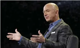  ?? FOTO: JOHN LOCHER/TT-AP ?? Amazons grundare Jeff Bezos är världens rikaste man. Han driver också bland annat omfattande rymdfärdsp­rojekt genom företaget Blue Origin.