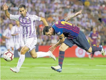  ?? REUTERS ?? Tropezando. Lionel Messi sufrió más que nadie las deficienci­as del césped en Valladolid.