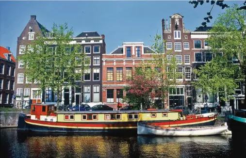  ?? FOTO: NBTC ?? Die Amsterdame­r Grachten werden im November und Dezember von Lichtkünst­lern stimmungsv­oll illuminier­t.