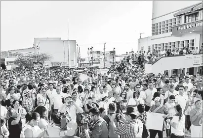  ??  ??    Cientos de personas protestaro­n ayer frente al palacio municipal de Coatzacoal­cos, para exigir a las autoridade­s frenar la ola de violencia e insegurida­d. Foto Sergio Hernández Vega