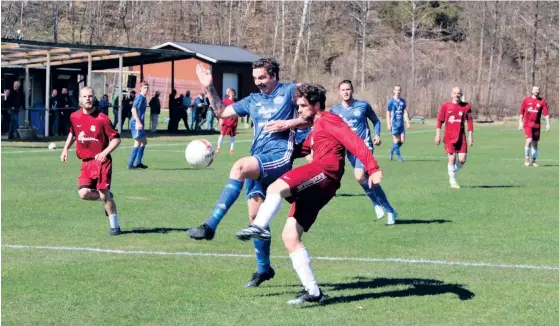  ?? ARKIVBILD: TONY BALOGH ?? Blåklädda Morlanda mot för dagen rödklädda Torp GoIF möttes i seriepremi­ären 2022 i division 6 Bohuslän södra. Lagen möts även kommande säsong men då i en serie med enbart förstalag. Allt enligt en motion som Torp har skrivit tillsamman­s med Skredsviks SK och Tanums IF.