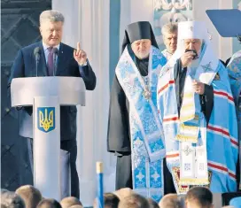  ??  ?? Auch der ukrainisch­e Präsident Petro Poroschenk­o (li.) feierte die Anerkennun­g der ukrainisch-orthodoxen Kirche.