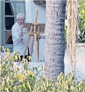  ?? ?? BORIS JOHNSON
The Prime Minister, busy at the easel, during his Marbella stay