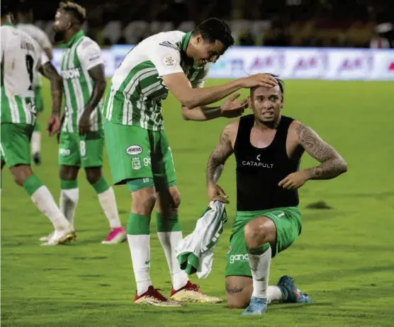  ?? FOTO JUAN ANTONIO SÁNCHEZ ?? El llanto de Jarlan Pabón, junto a Gio, tras marcar el valioso gol para Atlético Nacional en Ibagué.