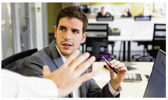  ??  ?? Un nouveau règlement pour l’E-cigarette au bureau (©Idprod Fotolia)