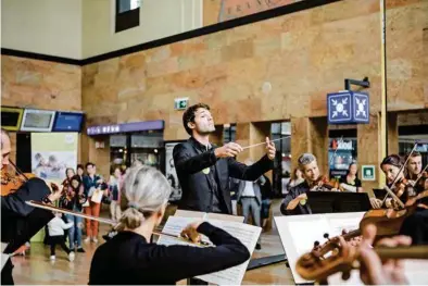  ?? (NIELS ACKERMANN/CITÉ DE LA MUSIQUE/LUNDI13/POUR LE TEMPS) ?? Bizet et Rossini dans le hall de la gare Cornavin, hier, mercredi.