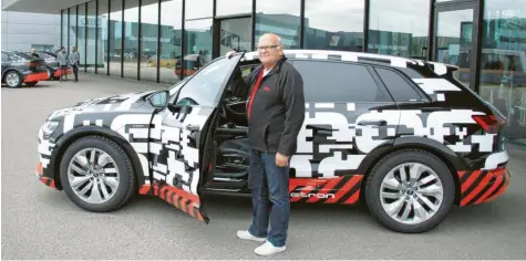  ?? Foto: Manfred Dittenhofe­r ?? Stig Blomqvist, Rallye-Legende und erster Weltmeiste­r für Audi auf dem Ur-quattro, chauffiert die Gäste auf dem Gelände der Audi Driving Experience mit dem neuesten Mitglied der e-tron-Familie über die Strecke.