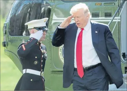  ?? YURI GRIPAS / REUTERS ?? El president Trump saludant des de l’escala de l’helicòpter Marine One, ahir a la Casa Blanca