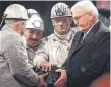  ?? FOTO: AFP ?? Der Präsident und die Kumpel: FrankWalte­r Steinmeier (rechts) erhält das letzte Stück Kohle.