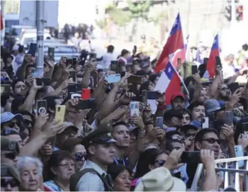  ?? ?? ► Cientos de personas larribaron al exCongreso Nacional para despedir al expresiden­te.