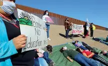  ??  ?? Dissidenti Un momento delle proteste di giovedì a McAllen, in Texas, lungo il muro anti migranti voluto da Trump