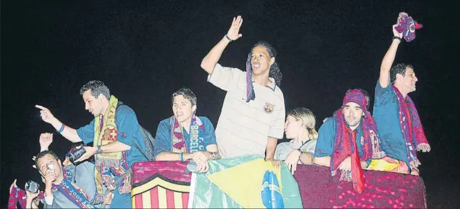  ?? FOTO: PERE PUNTÍ ?? Edmílson y Deco entre Ronaldinho, al frente del autocar que recibió al equipo en El Prat tras ganar la Liga 2004-05 en el Ciutat de València del Levante