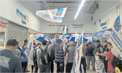  ??  ?? Protesta. Los empleados de Walmart en el shopping Dot. Suman 200 y no todos sería reubicados.