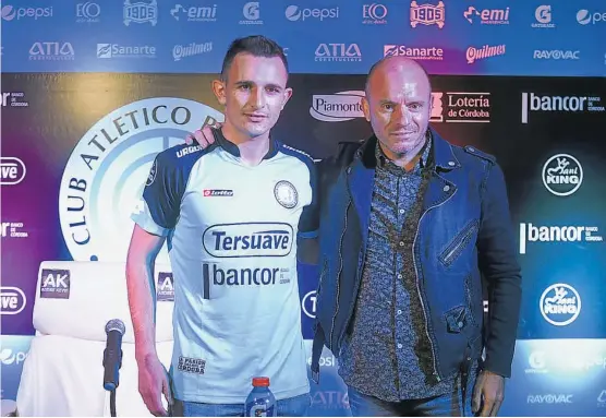  ?? (RAMIRO PEREYRA) ?? Presentado. Marcelo Benitez junto al presidente Jorge Franceschi. El lateral se transformó en el tercer refuerzo para la temporada.