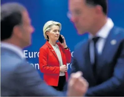  ?? Y. H. (REUTERS) ?? El presidente francés, Emmanuel Macron (izquierda), y el primer ministro holandés, Mark Rutte, se saludaban ante la presidenta de la Comisión, Ursula von der Leyen, ayer en Bruselas.