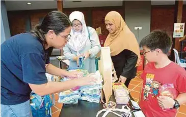  ??  ?? IBU bapa saling menyokong antara satu sama lain.