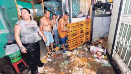  ?? JOHN DURÁN ?? El rebalse de una quebrada provocó que varias familias de Cañada del Sur, en San Sebastián, San José, vivieran un drama ante el falseamien­to de sus viviendas. Ocho personas fueron rescatadas.