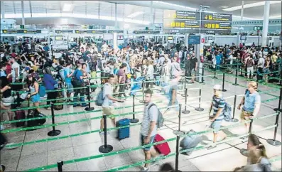  ?? LLIBERT TEIXIDÓ ?? Colas en el aeropuerto de El Prat el pasado agosto