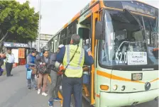  ??  ?? “Tutores sociales” orientan a usuarios del Tren Ligero para tomar camiones que prestan servicio provisiona­l de la estación Huipulco a Tasqueña.
