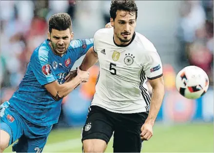  ?? CARL RECINE / REUTERS ?? Hummels, en primer término, en un partido entre Alemania y Eslovaquia