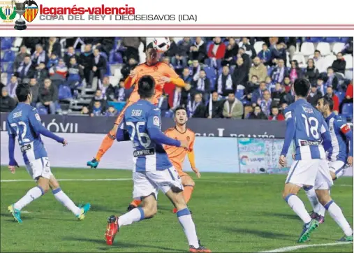  ??  ?? GOL DE MEDRÁN. El centrocamp­ista del Valencia marcó con la cabeza el gol que ponía el 0-2 en el marcador.