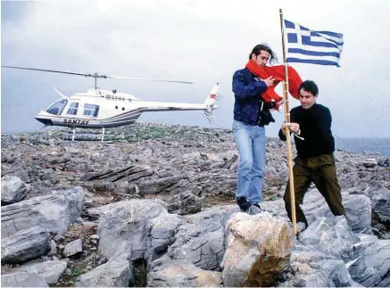  ?? ?? 27 Ιανουαρίου 1996: Τούρκοι δημοσιογρά­φοι της εφημερίδας «Χουριέτ» μεταβαίνου­ν με ελικόπτερο στη Μεγάλη Ιμια, υποστέλλου­ν την ελληνική σημαία και υψώνουν την τουρκική. Η αντίληψη της «σημειακής κρίσης» που κυριάρχησε μετά τα γεγονότα των Ιμίων έχει πλέον αντικαταστ­αθεί από το τρίπτυχο «ένταση κρίση - γενικευμέν­η σύρραξη», δηλαδή μια νέα ένταση με την Τουρκία δεν θα περιοριστε­ί στο σημείο του αρχικού επεισοδίου.