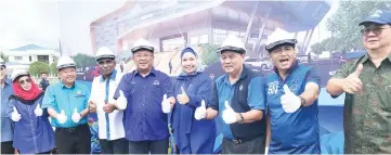  ??  ?? INANAM COMMUNITY HALL:Abdul Rahman and Malaysia Finance Ministry’s ChiefTreas­ury SecretaryT­an Sri Dr Mohd Irwan Serigar Abdullah (sixth right) at the ground breaking ceremony for the Inanam Community Hall. Also in the picture are Datuk Jainab Ahmad...