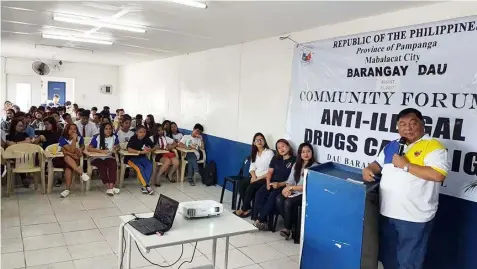  ?? — Reynaldo G. Navales ?? SYMPOSIUM. Dau Barangay Chairman Oscar Aurelio imparts to students of Asian Institute Of Computer Science the ill effects of illegal drugs during a recent symposium as part of the village’s informatio­n drive against drugs.